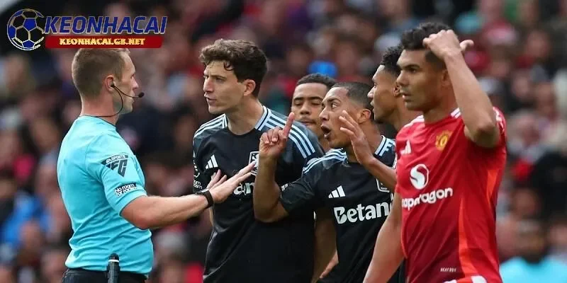 Aston Villa quyết định đệ đơn kiện trọng tài trong trận đấu vòng 38